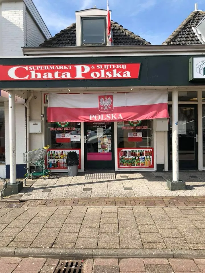 De winkel van Chata Polska aan de Rijksstraatweg 33, met de Poolse vlag boven de deur